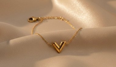 Gold V Minimal Bracelet