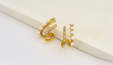 Luxe PearlArc Earring